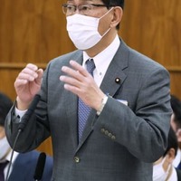 参院総務委員会で答弁する松本総務相＝24日午後