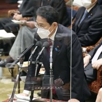 衆院予算委で答弁する岸田首相＝28日午前