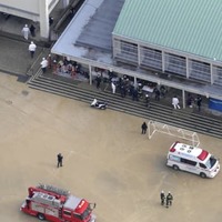 異臭騒ぎがあった大阪府豊中市の市立豊南小＝29日午前10時59分（共同通信社ヘリから）