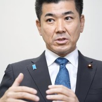 インタビューに答える立憲民主党の泉代表