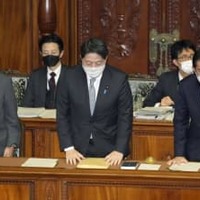 衆院本会議で2022年度第2次補正予算案が可決し、一礼する岸田首相（右）＝29日午後