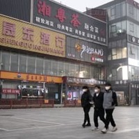 新型コロナ対策で店内飲食を取りやめ、人けが少ない飲食店街＝24日、北京（共同）