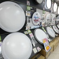 7月、電気代の値上がりが続く中、節電のため多くの商品の照明が消された売り場＝福岡市