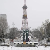 雪が積もった札幌市中心部＝1日午後