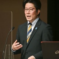 講演する「北朝鮮による拉致被害者家族連絡会」代表の横田拓也さん＝3日午後、福岡県大川市