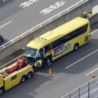 浜松市の新東名高速道路上り線で大型トラックと衝突した高速路線バス＝4日午前10時50分（共同通信社ヘリから）