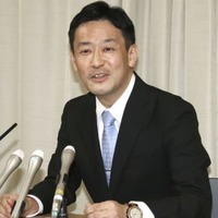 記者会見で奈良県知事選への出馬を表明する元総務省財務調査課長の平木省氏＝5日午後、奈良市