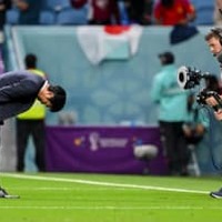 W杯日本代表、涙の敗退…森保監督の“おじぎ”にクロアチアが感銘 「信じられない」