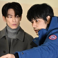 佐藤健、松山ケンイチ／  「100万回 言えばよかった」第6話より（C）TBS