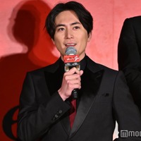 不在の村上虹郎に呼びかける間宮祥太朗（C）モデルプレス