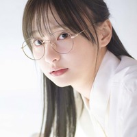 影山優佳 1st写真集「知らないことだらけ」TSUTAYA版裏表紙／撮影：新津保建秀（扶桑社刊）