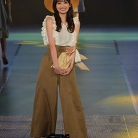 濱岸ひより（C）Rakuten GirlsAward 2023 SPRING／SUMMER