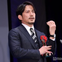 中井貴一から“高倉健さんの腕時計”を受け継いだ岡田准一（C）モデルプレス