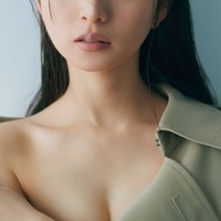 大人な美デコルテを披露する齋藤飛鳥／撮影：三瓶康友