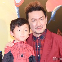 「スパイダーマン：アクロス・ザ・スパイダーバース」日本最速試写会レッドカーペット・イベントに登壇した小川陽喜くん、中村獅童（C）モデルプレス