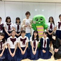 阿部亮平、ガチャピン、東洋英和女学院 中学部・高等部の生徒たち（C）フジテレビ