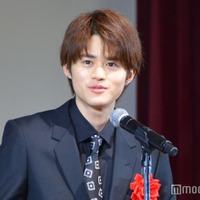 「第39回ATP賞テレビグランプリ受賞式」に登壇した鈴鹿央士(C)モデルプレス