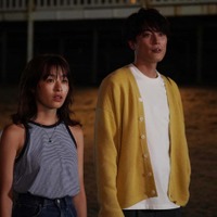 森七菜、間宮祥太朗「真夏のシンデレラ」第1話より（C）フジテレビ