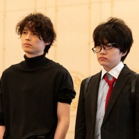 松村北斗、西畑大吾/新たに公開された第2話シーン写真(C)テレビ朝日
