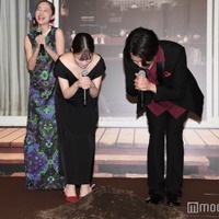 盛り土に向かって「エロイムエッサイム」の呪文を唱えた橋本環奈、重岡大毅(C)モデルプレス