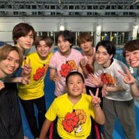 なにわ男子&車いすの少年・山田龍芽くん/「車いすの少年となにわ男子が挑むウォーターショー」より(C)日本テレビ
