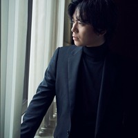 加藤シゲアキ/撮影:羽田誠、スタイリスト:十川ヒロコ、ヘアメイク:KEIKO(Sublimation)、アートディレクション:高倉健太(GLYPH Inc.)