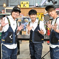 加藤シゲアキ、津田健次郎、小山慶一郎(C)TBS