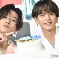 バースデーケーキと記念撮影をする八木勇征、中島颯太(C)モデルプレス