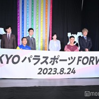 (後列左から)稲垣吾郎、草なぎ剛、小池百合子東京都知事、香取慎吾(前列左から)佐藤友祈選手、小田凱人選手(C)モデルプレス