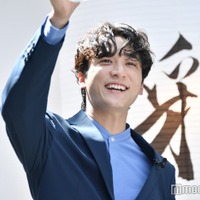 乾杯をする小関裕太(C)モデルプレス