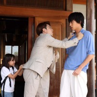 (左から)宮崎莉里沙、中尾明慶、杉野遥亮「ばらかもん」第10話より(C)フジテレビ