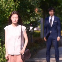 田辺桃子、小関裕太「癒やしのお隣さんには秘密がある」第12話より（C）日本テレビ