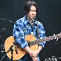 「キリエのうた」公開直前プレミアシアターライブイベントに出演・本作で初挑戦のギターを披露した松村北斗(C)モデルプレス