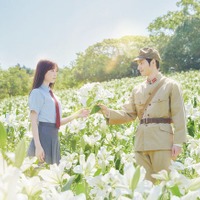 福原遥＆水上恒司（C）2023「あの花が咲く丘で、君とまた出会えたら。」製作委員会