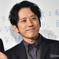 元気に歩く大野智と遭遇した二宮和也（C）モデルプレス