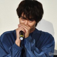意気揚々と豚のモノマネをする橋本涼(C)モデルプレス