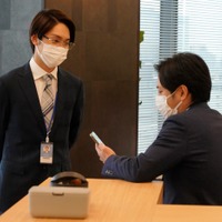 藤原丈一郎、二宮和也（C）2023「アナログ」製作委員会（C）T.N GON Co., Ltd.