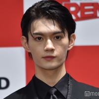 黒髪姿をお披露目した佐野勇斗(C)モデルプレス