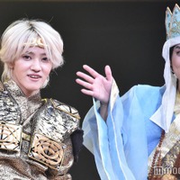 記者に「かっこよく撮ってください」と呼びかけた元木湧、それを優しく見守る豊田陸人/「SEVENー西遊記7つの戦いー」カーテンコールより(C)モデルプレス