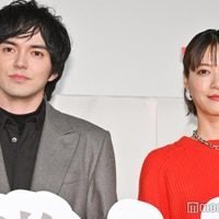 映画「隣人X -疑惑の彼女-」の完成披露舞台挨拶に登場した林遣都、上野樹里（C）モデルプレス