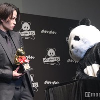 「anan AWARD」受賞者初?パンダにバラを差し出す菊池風磨、照れるパンダ(C)モデルプレス