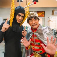 岩田剛典、香取慎吾「笑いに魂を売った男たち」 より(C)日本テレビ