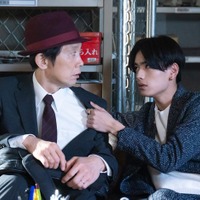 佐々木蔵之介、高橋恭平「マイホームヒーロー」第6話より（C）山川直輝・朝基まさし／講談社／ドラマ「マイホームヒーロー」製作委員会・MBS