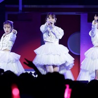 「純愛のクレッシェンド」高橋みなみ、小嶋陽菜 、峯岸みなみ「ノースリーブス15th Anniversary Live」(提供写真)