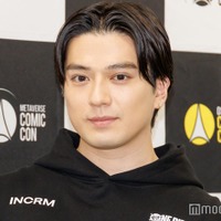 「東京コミコン2023」オープニングセレモニー後の囲み取材に応じた新田真剣佑(C)モデルプレス