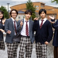 林芽亜里、檜山光成、中村嶺亜、菅田琳寧、渡辺翔太(C)八寿子/小学館/「先生さようなら」製作委員会