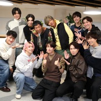(上段左から)目黒蓮、ラウール、明石家さんま、木村拓哉、深澤辰哉、渡辺翔太(下段左から)岩本照、佐久間大介、向井康二、宮舘涼太、阿部亮平(C)フジテレビ