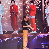 BTSと同じポーズを取る斎藤司(C)モデルプレス