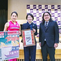 及川栞選手、森澤恭子区長、中岡創一(提供写真)