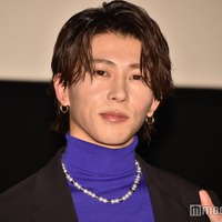 青山一郎役なので青の衣装で登場した末澤誠也(C)モデルプレス